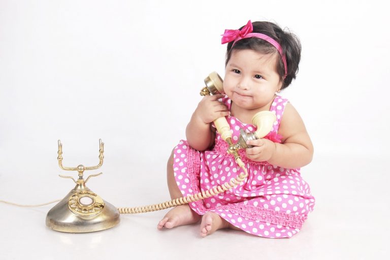 „Mamo, kiedy dostanę telefon?” – o odpowiednim czasie na pierwszą komórkę